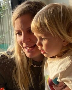 Javiera Acevedo Instagram - 20/05/21 Mi amor hermoso mi guagua mi princeso de mi corazón tan dulce tan tierno tan regalón cariñoso y generoso, observador, cauteloso y explorador… hace 2 años me hiciste la mujer más feliz del mundo y cada día ese amor crece… tanto así que uno piensa que va a explotar de amor! Como se puede amar tanto! Gracias Guaton delicioso por darme tantas alegrías, por hacerme reír a diario y por compartir los mismos gustos por el cariño la ternura la buena mesa y la felicidad de reunir a todos con tu sonrisa y tu amor infinito. Cosito mas rico mi niñito libre, te veo crecer rodeado de amor y cariño. Eres especial y tu ángel y simpatía te llevarán muy lejos! Que sean muchos más así de sanito y así de contento Kaicito!!! Tu mamá en su mejor versión gracias a ti ♥️ #mesdelmar #mesdelkai 🌊