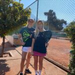 Javiera Acevedo Instagram - Que jornada más linda y agradable hoy la de @revista_velvet. Ayudando a que seamos muchos más los que podemos disfrutar y compartir en torno al deporte. Gracias @zarhiacademy y a todos los que hacen posible esta jornada de torneo de pádel. Y gracias partner te amo @payozapayo por haber ganado este tremendo torneo y llevarnos la copa una vez más 🤓🤑🫶!!! @muaipadel @ophirastore.cl