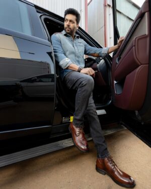 Jayam Ravi Instagram - 🚨 #Siren promotions 🚨

Jacket : @thevrenaissance 
Jewellery : @foret.store 
Footwear : @woodlandexploremore 

Styled by @malinikarthikeyan
Style team @team___e 
@harshene.ravichandar 

Photographed by @kiransaphotography 

#JayamRavi #TeamE #Siren #styledbyteame