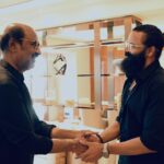 Jayasurya Instagram – I have been waiting for this moment for as long as I can remember. Today I met an icon, a super star, but above all, I met one of the most beautiful human beings I  have ever seen 
Thank you my dear brother  @rishabshettyofficial for making this dream a reality. 
Gratitude  to almighty…🙏 🕉️🙏

@soundaryaarajinikant 

@hari_thirumala 📷
@sarithajayasurya_designstudio