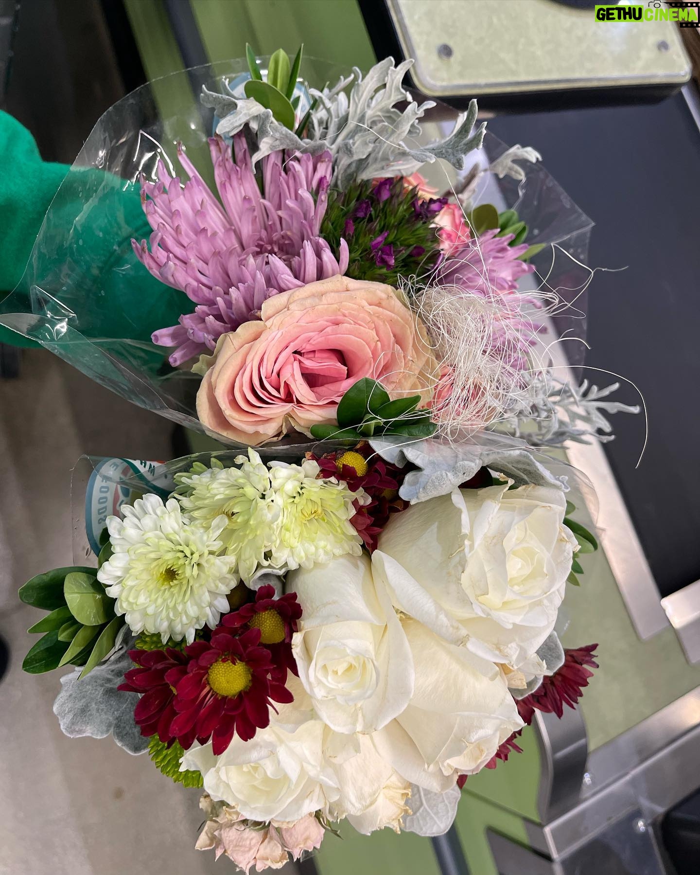 Jaz Sinclair Instagram - Bought these tiny bouquets of flowers and they brought me so much joy 😭 I don’t care if you don’t care! I care!!