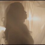 Jazmine Sullivan Instagram - PART 3: PUT IT DOWN - ARI’S TALE Narrated by: Ari Lennox @arilennox Music: @keywane and @devhynes Creative Director: Amaya Segura @epistolare Executive Producer - Omari Williams @capitolagentmedia Director/Director of Photography/Editor - Mansa Twin Johnson @mojo_shoots Production Manager/Editor - Mignotae Kebede @migkeb Cam Op - Evan Morrell @evanmorsell Key grip/Gaffer - Leon Mitchell @leonspades Production Assistant - DaKari Johnson @_drippydak Production Assistant - Nathan Peoples @nativepoet_ Set Design - Matthew Englebert & Nathan Novak Hair - Dede McPherson @de_mcpherson Makeup - Marita Johnson @beautemua Styling - Christine Nicholson @christinenicholson_ VFX - @sunset_edit Video Commissioner - @samhoustonishere So my gf sent me one of Ari’s hilarious lives and I had to have her on my tales. She was gracious enuf to let me use it and come chill w the kid. I love her!!! she has the most beautiful voice, funny AF, bad as hell and sweet as pie!❤️ Lmk in the comments below if the zick ever been so good it had u acting crazy 🤪 and @ em’ if u a real one😂 j/k..👀 PART 4 COMING SOON...