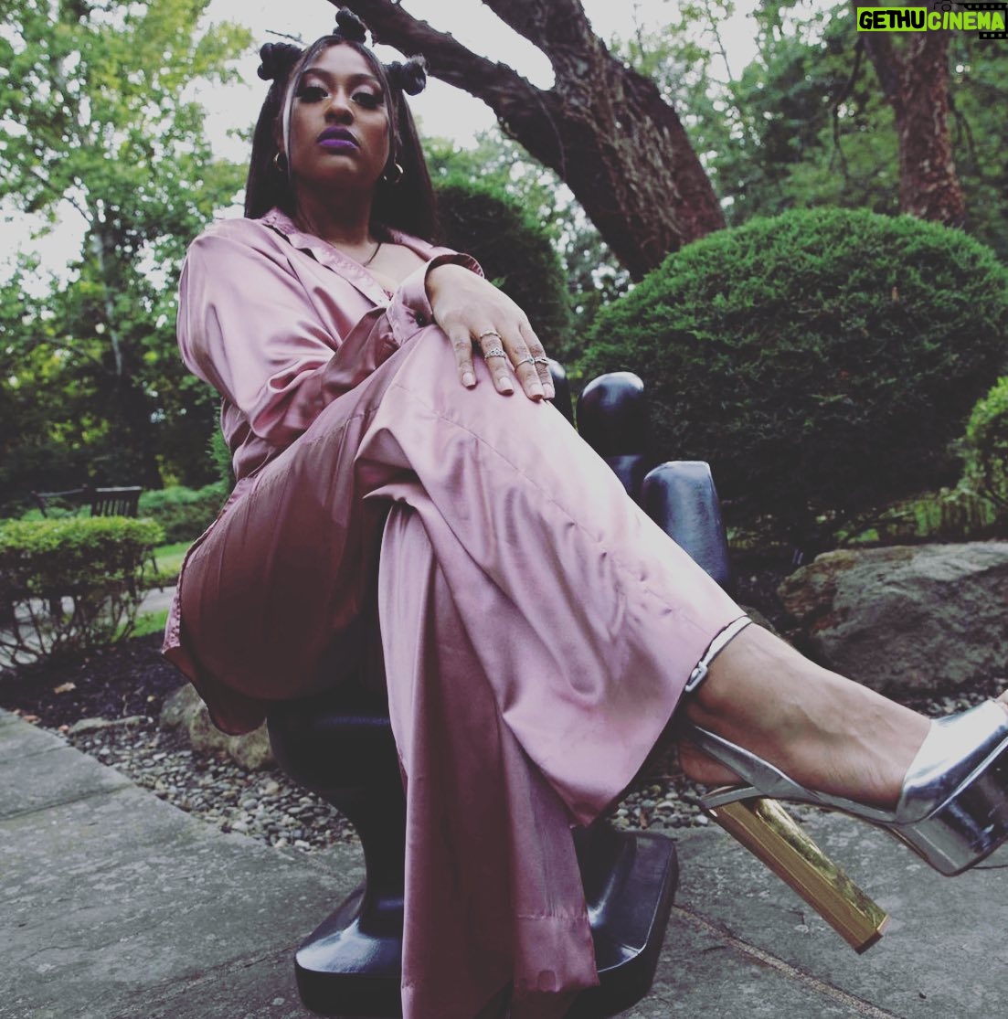 Jazmine Sullivan - 86.3K Likes - Thankful for my crew who came together last minute during these crazy times to help me put this together. 📸@thearthype 🎥 @mojo_shoots glam: @beautemua @de_mcpherson @marquette21 sound: @audiowurx vocalist: @ayana_is @alisathejawn @natalieimani guitar: @flanafi management: @zsssss and my babe @iamdavewatson thank u all 4 coming w positive vibes! I couldn’t have done any of this with out y’all!💜
