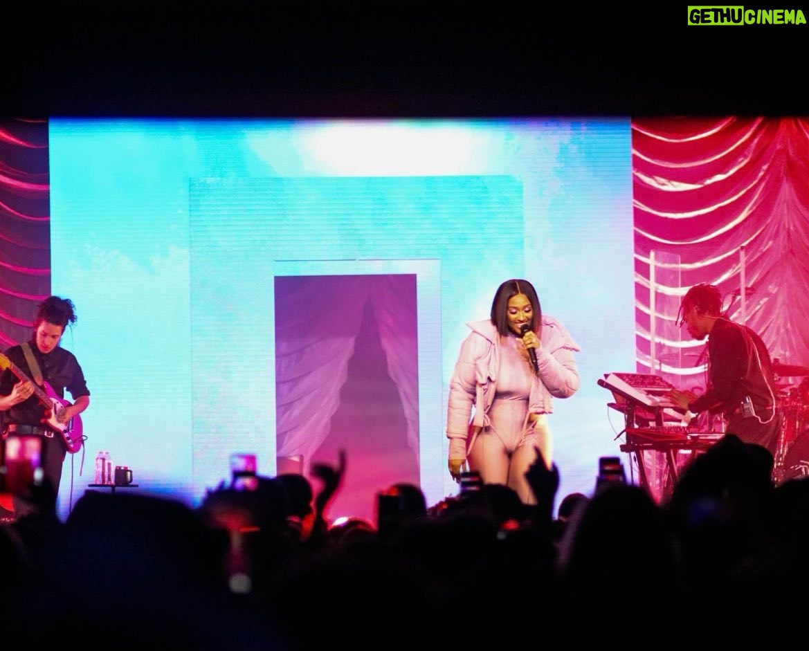 Jazmine Sullivan Instagram - Feels so good to be back. Seattle tonight. Can’t wait to see everyone. K. Byeeeee ✌🏾 photo by @laceyfree