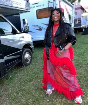 Jazmine Sullivan Instagram - I’m not sure what to say! This birthday has been incredibly hard for me. Words can’t describe how much I miss my mommy! But I’m grateful for the love I still have left. All my family and friends who have covered me since her passing. All of my supporters who have done the same with your prayers and well wishes! I truly appreciate you all!! Mostly I’m thankful God is carrying me thru this thang! I don’t know where I’d be without em’! So Here’s to 37🙏🏾❤️