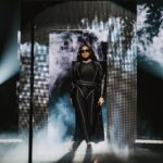 Jazmine Sullivan Instagram - Can’t believe this tour is over. This was one for the books. Thank you to my fans who supported me, sang with me, and encouraged me. Ima miss you heauxs! 🥺🖤🙏🏾 And I want to send a special thank you to my team. We made it! Photos by @quasarmedia ………………………………………………………………………………
