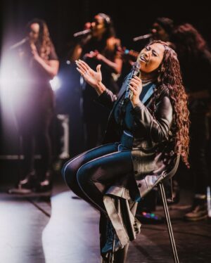 Jazmine Sullivan Instagram - Can’t believe this tour is over. This was one for the books. Thank you to my fans who supported me, sang with me, and encouraged me. Ima miss you heauxs! 🥺🖤🙏🏾

And I want to send a special thank you to my team. We made it!  Photos by @quasarmedia 
………………………………………………………………………………