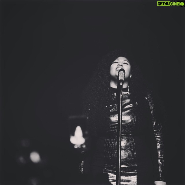 Jazmine Sullivan Instagram - Thanks @vonjovey I love this pic. Just me and the mic!