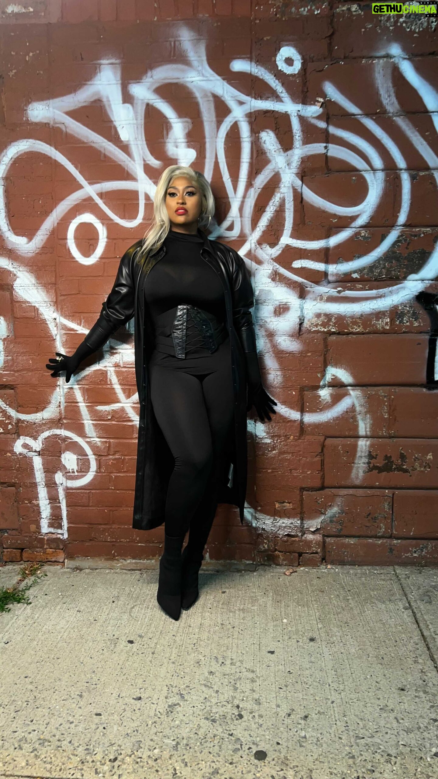 Jazmine Sullivan - 122.4K Likes - OUTLAWZ video out now. @richforever @21savage
.
.
Director: @marcklasfeld
Mua : @beautemua
Hair: @de_mcpherson & @dhairiusnyc
Styling: @the_joiee