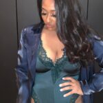 Jazmine Sullivan Instagram - LISSUN.. no hair n makeup allowed in my house during this new wave of Covid cuz I don’t play zat!! So just bae taking pics of me in my sexy @savagexfenty #savagexambassador Link in Bio