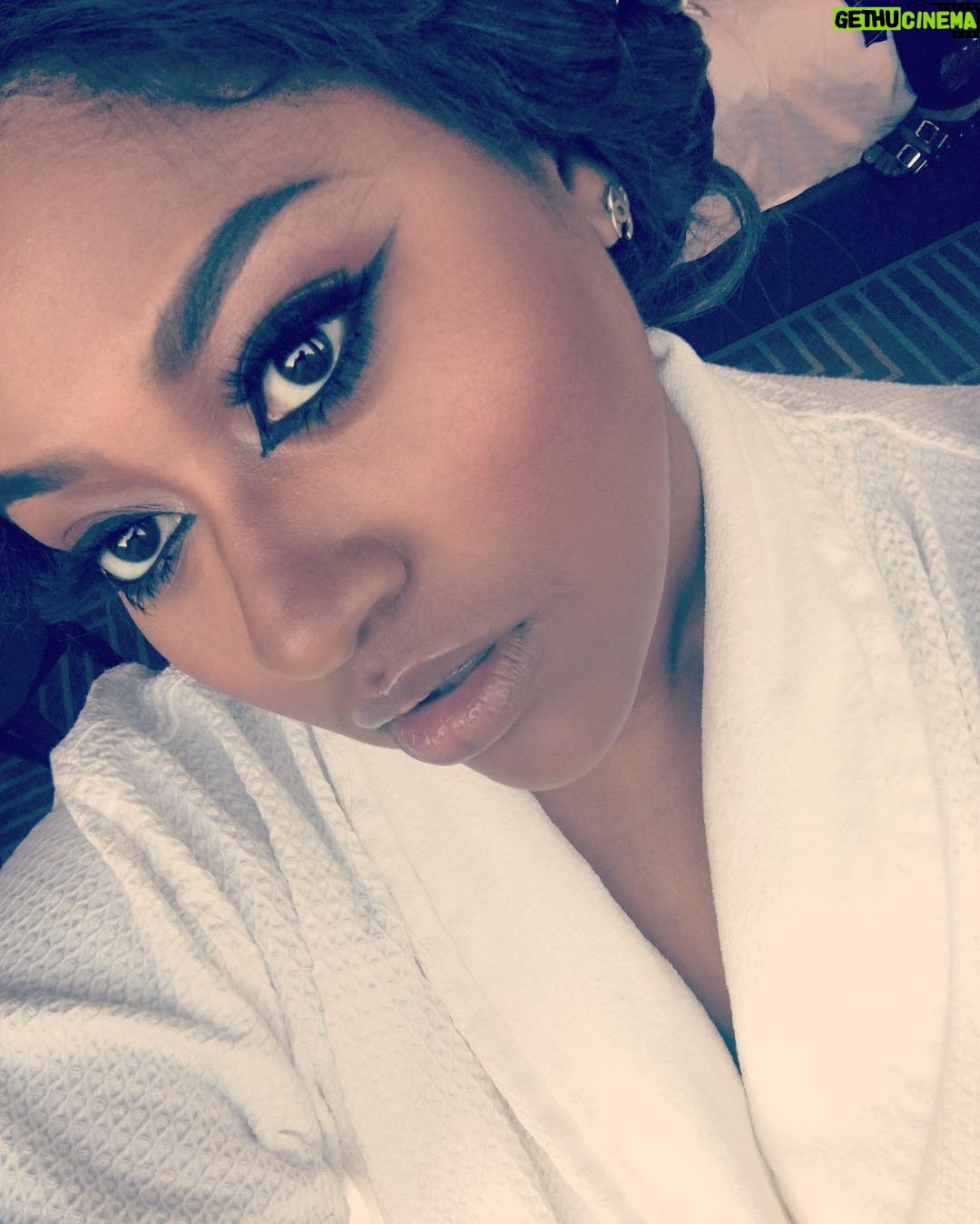 Jazmine Sullivan Instagram - I had a good day. Tomar tho I'm trading in this beat for my sneakers and doing the st Jude walk for the kids! Meet me there. Link in bio to sign up. There's still time❤️