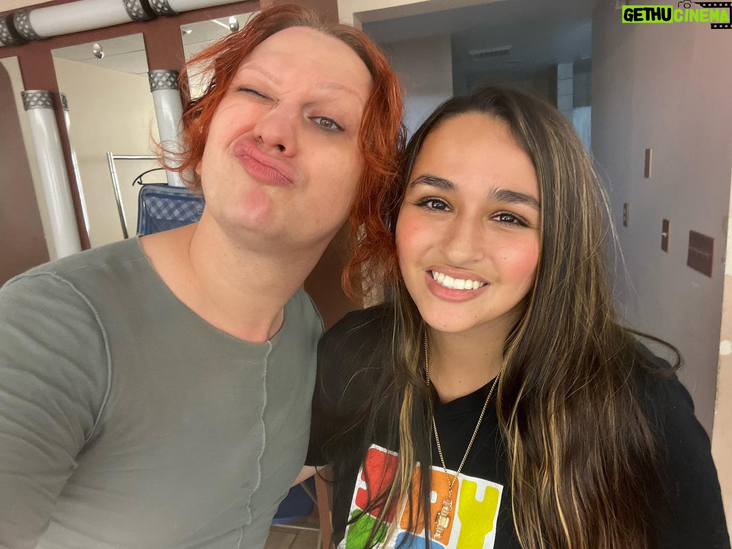Jazz Jennings Instagram - Had the privilege of seeing the LEGENDARY @thejinkx perform in her incredible show🩷🩷🩷 you are a MAGICAL person and I’m so glad I got to meet you. Mwahhhh😘