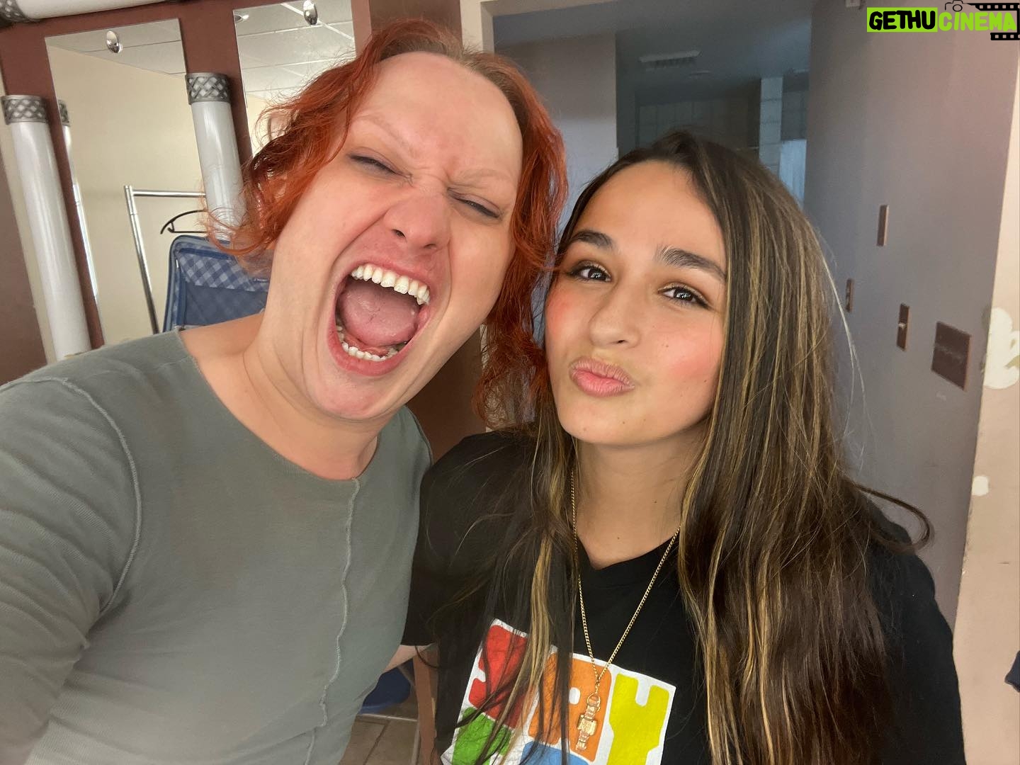 Jazz Jennings Instagram - Had the privilege of seeing the LEGENDARY @thejinkx perform in her incredible show🩷🩷🩷 you are a MAGICAL person and I’m so glad I got to meet you. Mwahhhh😘