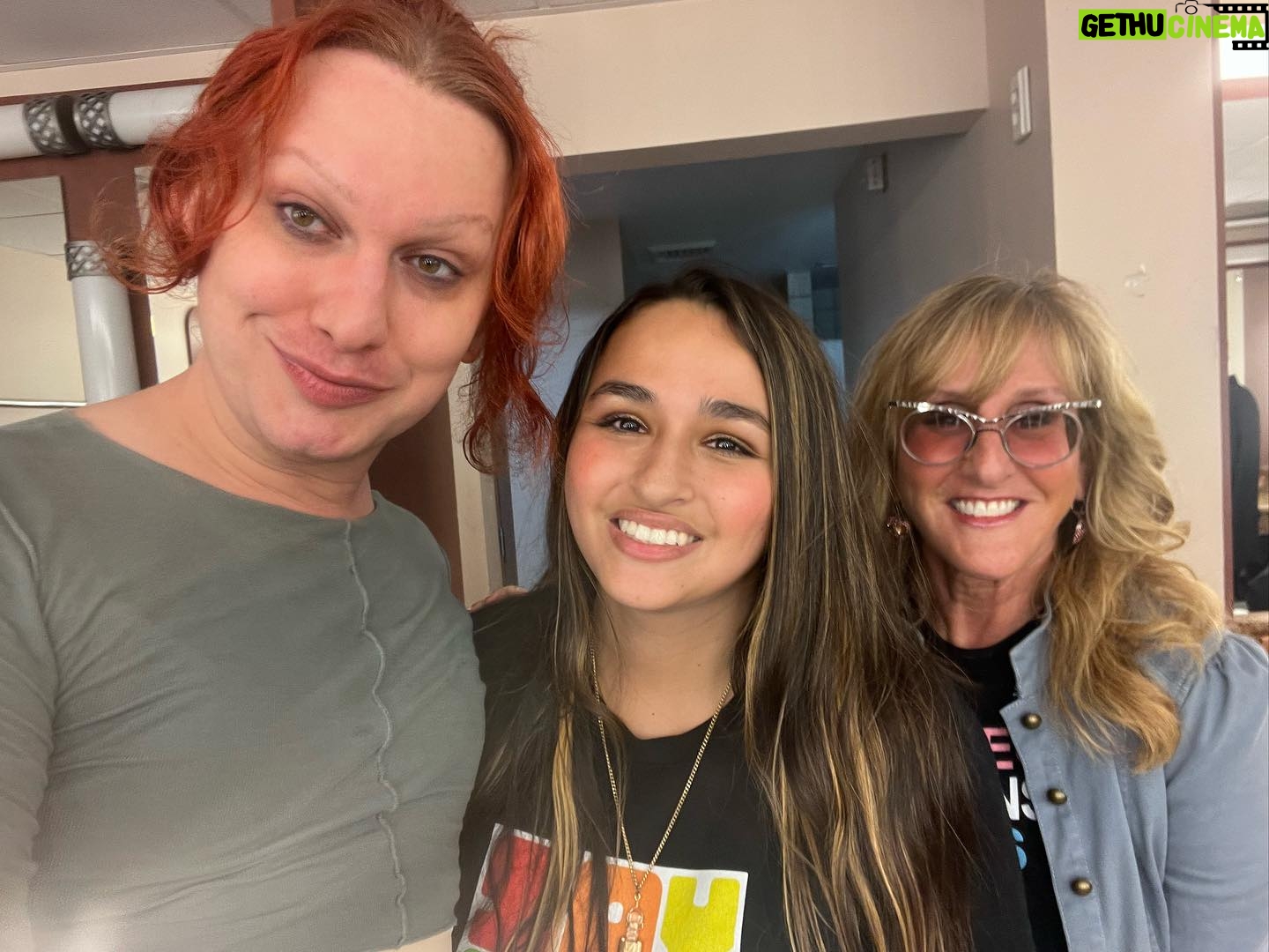 Jazz Jennings Instagram - Had the privilege of seeing the LEGENDARY @thejinkx perform in her incredible show🩷🩷🩷 you are a MAGICAL person and I’m so glad I got to meet you. Mwahhhh😘