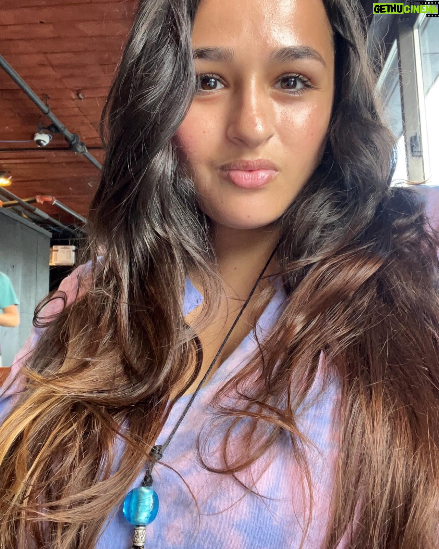 Jazz Jennings Instagram - Just a girl who loves Boston (and her family)❤️