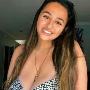 Jazz Jennings Instagram - Yes I used a green eye filter and yes I may have oversaturated myself. Still feel sexy though💚