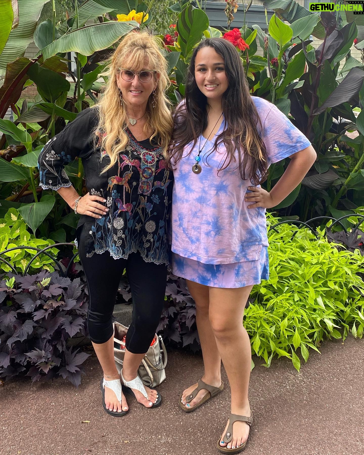 Jazz Jennings Instagram - Just a girl who loves Boston (and her family)❤️