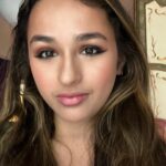 Jazz Jennings Instagram - Heyyyy y’all! Not much of a makeup user, but I did a soft glam before hanging out with my grandparents, and I feel FIERCE! It’s been months since I last did glam makeup, but the process was so fun that I may dabble in making more creative looks! Anyway, love to you all. Peace peace peace💖