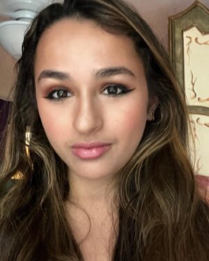 Jazz Jennings Instagram - Heyyyy y’all! Not much of a makeup user, but I did a soft glam before hanging out with my grandparents, and I feel FIERCE! It’s been months since I last did glam makeup, but the process was so fun that I may dabble in making more creative looks! Anyway, love to you all. Peace peace peace💖