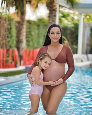 Jazz Lanfranchi Instagram - 🧸JLC team , vous pensez que je suis enceinte d’une Fille ou d’un Garçon 🧸

donnez moi votre avis en commentaire 🕙
