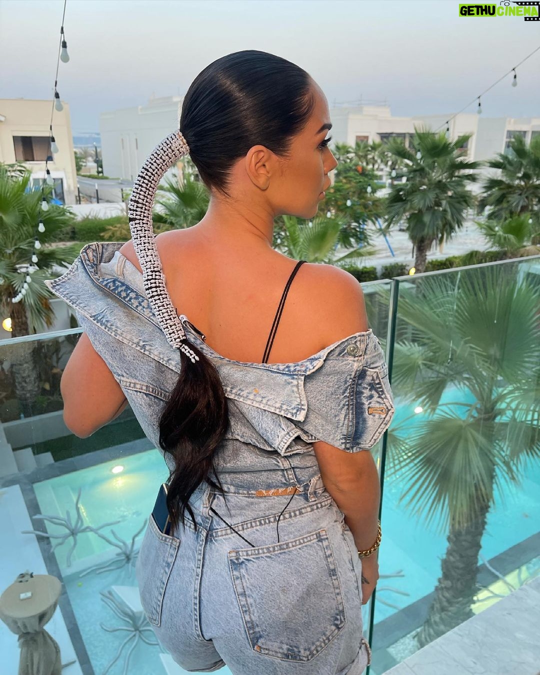 Jazz Lanfranchi Instagram - J’adore les jeans mais encore plus cette coupe traditionnel pour lissez les cheveux 🇩🇿 Kardoune Algerie