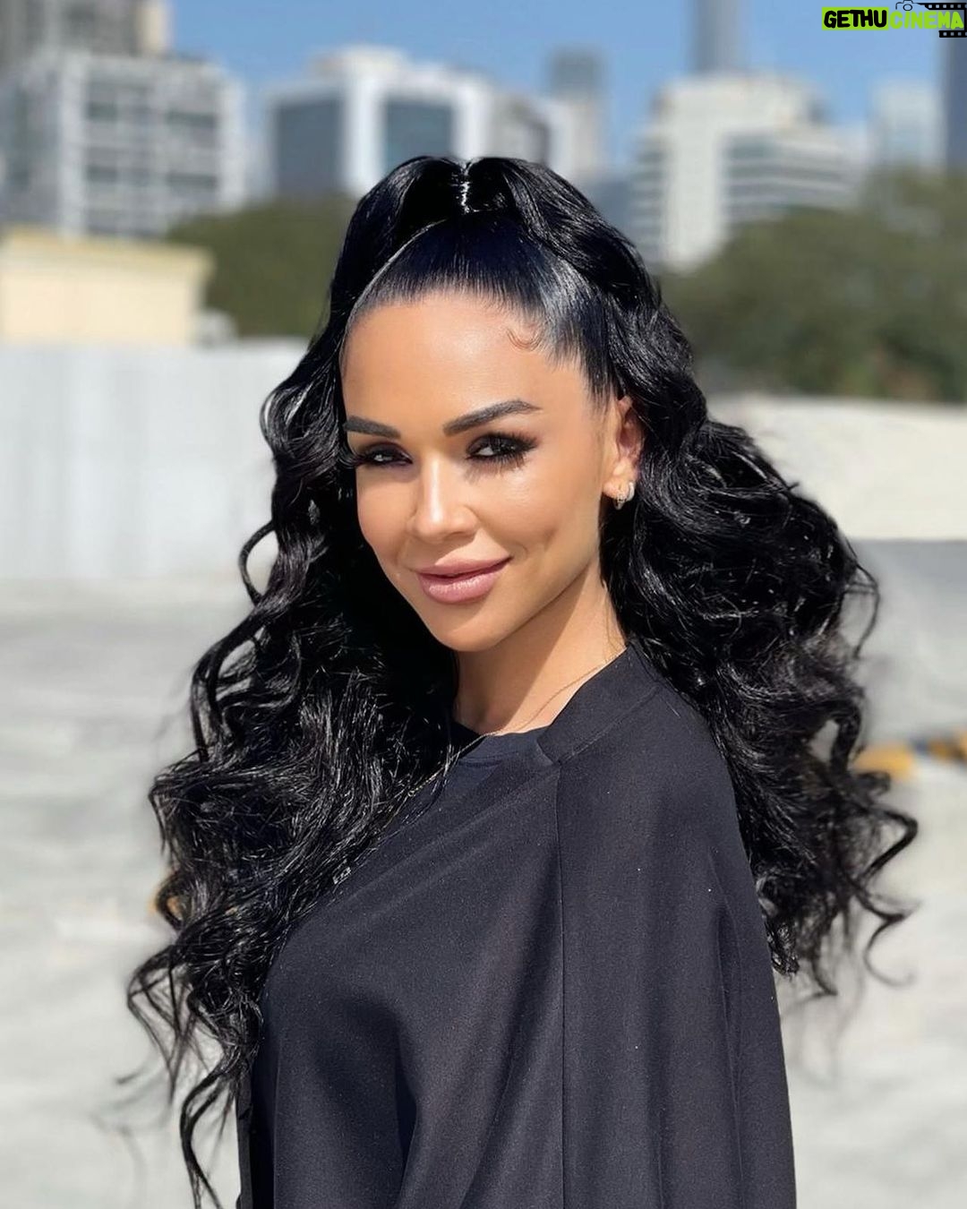 Jazz Lanfranchi Instagram - Lorsqu’on vous jette des pierres ne les renvoyer pas sur l’envoyeur. Gardez les et construisez votre château en silence. Dubai, United Arab Emirates