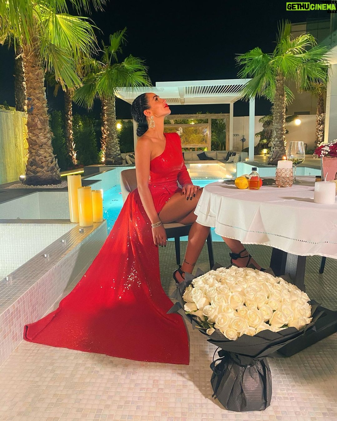 Jazz Lanfranchi Instagram - Once upon a time ...❤️ Les yeux dans les étoiles et je repense à toute ma vie Dubai, United Arab Emirates