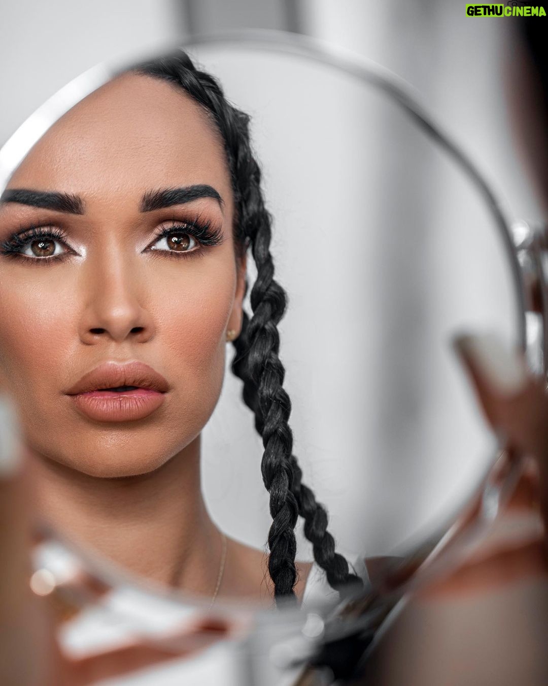Jazz Lanfranchi Instagram - Les miroirs ne reflètent pas toujours la vérité, derrière chaque façade se cache un coeur et une histoire... Un jour ou l’autre je vous raconterai la mienne. Merci la JLC team 🤍 Dubai, United Arab Emirates