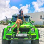 Jazz Lanfranchi Instagram - Je suis heureuse de vous présentez Zébra ma nouvelle copine 🤍 😂🇦🇪 Elle est tellement haute , je vous laisse découvrir les photos 🤩🤍 Dubai, United Arab Emirates