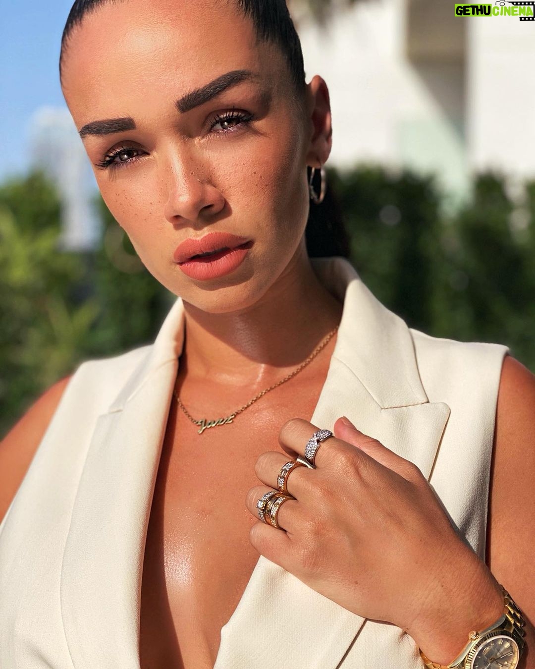 Jazz Lanfranchi Instagram - My friends call me Jazz , but my réal name is Jazmin 🤍 Dubai, United Arab Emirates