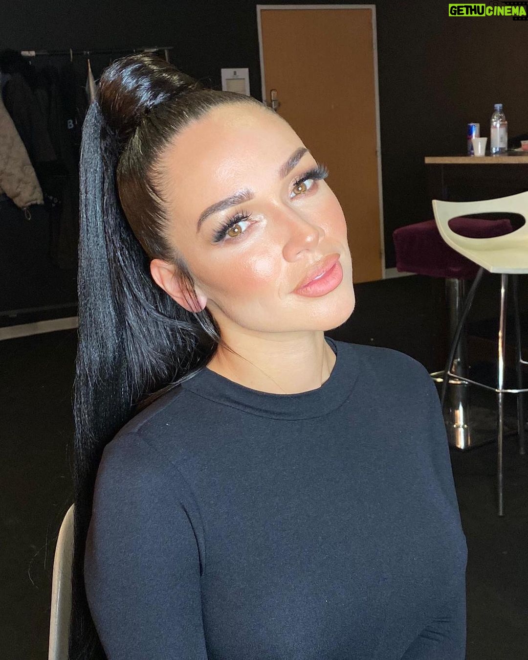 Jazz Lanfranchi Instagram - Incroyable live avec vous ce soir ! Merci à notre famille, notre agent , notre production, nos amis et les marques avec qui nous travaillons régulièrement de leur immense générosité. Nous avons offert 5 places de concert grâce à @iam_evaqueen Un voyage en Turquie pour une famille tous frais payés et des places de match, merci à @lemsm13 Un IPhone 11 et un Macbookpro immense merci à @wevents.welsey @liamdibenedettooff @hillaryoff Une paire de Yeezy et 1000€ de notre @hichamdoubleh Notre production Ahprod toujours au top une nuit à l’hôtel Marvel Disney ainsi que les places des Park pour 4. Une tv grâce à @sisikofficiel Des bons d’achat de fou de 500€ merci à @blooshop.fr et 600€ de notre amie @martika11 sur son superbe site. Un caddie de course de 200€ encore merci à @zoeyone_ et @emine_mkh Et enfin un voyage à Dubaï pour 2 de la part de la JLC Family. Vous étiez plus de 467 000 personnes avec nous ce soir. Rendez-vous très rapidement pour un prochain live , restez connectés!