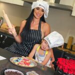 Jazz Lanfranchi Instagram - Mummy and Chelsea making cakes 💕Yummyyy 🌸 Dimanche à 16h sur ma chaîne YouTube 🌸 D’ailleurs les amis allez voir la nouvelle musique de papa Billio- Autobiographie sur notre chaîne YouTube et laissez votre avis On vous aime la JLC family team 🙌🏼 🌸 lien dans ma bio 🌸 Dubai, United Arab Emirates