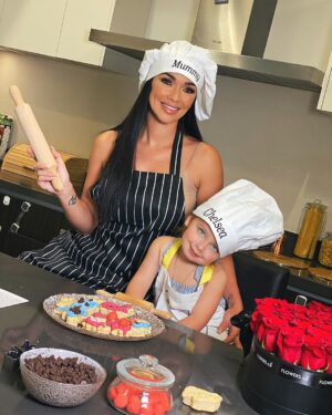 Jazz Lanfranchi Instagram - Mummy and Chelsea making cakes 💕Yummyyy 🌸
Dimanche à 16h sur ma chaîne YouTube 🌸

D’ailleurs les amis allez voir la nouvelle musique de papa  Billio- Autobiographie sur notre chaîne YouTube et laissez votre avis 
On vous aime la JLC family team 🙌🏼 🌸 lien dans ma bio 🌸