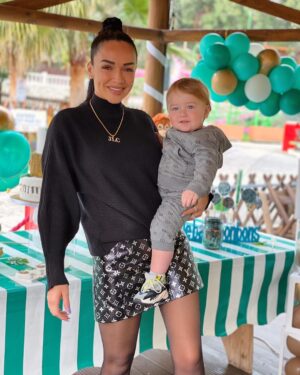 Jazz Lanfranchi Instagram - Mon fils , aujourd’hui c’est ton anniversaire tu fêtes tes 1 an seulement et pourtant tu as déjà vu et vécu beaucoup de choses. Mon fils maman à les larmes qui coulent en pensant à ces années  avec toi mon KING . Oui mon fils tu es un roi , on aurai pu ne jamais fêter cet anniversaire aujourd’hui, j’apporte tout mon soutien aux parents avec des enfants malade ou partie trop tôt . Mon fils, tu seras toujours le plus spécial à mes yeux. Maman voulait t’appeler CHANCE ou CHYNE et papa avait finalement choisi CAYDEN , mais quelque part ses 3 noms te vont à merveille. Mon fils je te fait la promesse de t’accompagner toute ta vie de jamais te lâcher, jamais. Bon anniversaire l’homme de ma vie @cayden_gcl ❤️