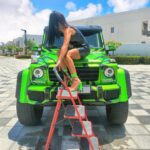 Jazz Lanfranchi Instagram - Je suis heureuse de vous présentez Zébra ma nouvelle copine 🤍 😂🇦🇪 Elle est tellement haute , je vous laisse découvrir les photos 🤩🤍 Dubai, United Arab Emirates
