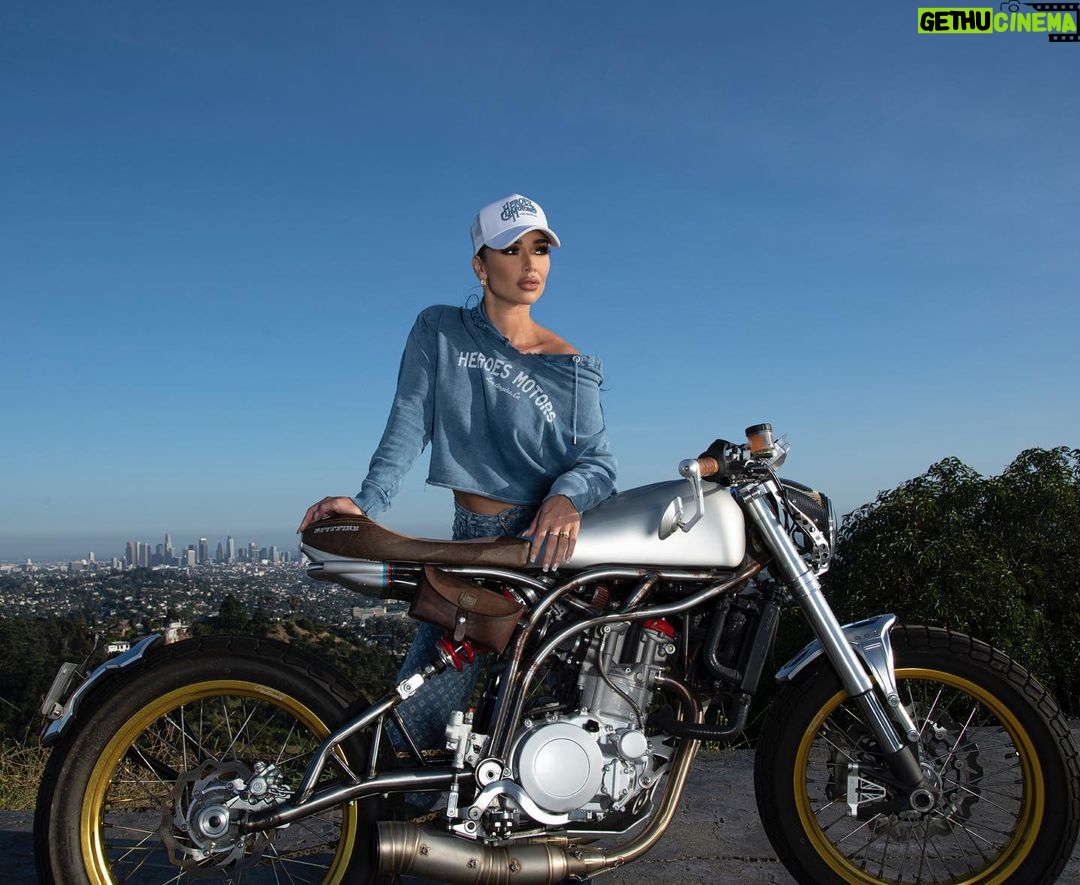 Jazz Lanfranchi Instagram - Très fière d’avoir collaboré avec la marque @heroesmotors , et heureuse d’avoir découvert mes photos sur les Big Boards de Los Angeles 🫶🏼