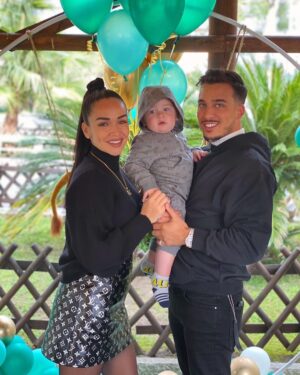 Jazz Lanfranchi Instagram - Mon fils , aujourd’hui c’est ton anniversaire tu fêtes tes 1 an seulement et pourtant tu as déjà vu et vécu beaucoup de choses. Mon fils maman à les larmes qui coulent en pensant à ces années  avec toi mon KING . Oui mon fils tu es un roi , on aurai pu ne jamais fêter cet anniversaire aujourd’hui, j’apporte tout mon soutien aux parents avec des enfants malade ou partie trop tôt . Mon fils, tu seras toujours le plus spécial à mes yeux. Maman voulait t’appeler CHANCE ou CHYNE et papa avait finalement choisi CAYDEN , mais quelque part ses 3 noms te vont à merveille. Mon fils je te fait la promesse de t’accompagner toute ta vie de jamais te lâcher, jamais. Bon anniversaire l’homme de ma vie @cayden_gcl ❤️