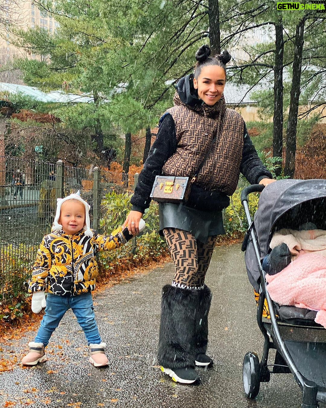 Jazz Lanfranchi Instagram - NYC with my baby’s ❄️🇺🇸 New York City, N.Y.
