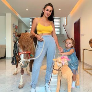 Jazz Lanfranchi Instagram - Ya un petit poney dans mon salon 😱 soyez prêt 18:30 sur TFX