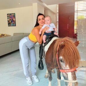 Jazz Lanfranchi Instagram - Ya un petit poney dans mon salon 😱 soyez prêt 18:30 sur TFX