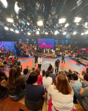 Jean Paulo Campos Instagram - Hoje é dia de #AltasHoras com @serginhogroisman meu primeiro programa na @tvglobo e tá incrível!🫶🏾✨

stylist: @lucasabinno