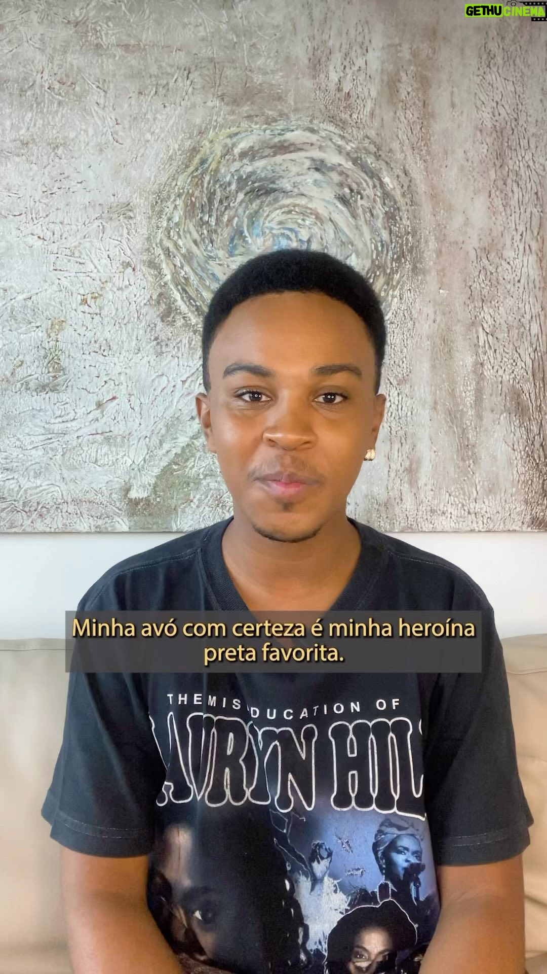 Jean Paulo Campos Instagram - E vamos para mais um eposódio ReeLeitura dessa trouxemos o livro ‘Mukanda Tiodora’ do autor @marcelo.dsalete, com comentários de @neyzona e @jeanpaulo_campos! .Para quem é amante de história em quadrinho vai amar! Lembrando que o reeleitura é um projeto feito em parceria com @instagram, @capricho e @portalgeledes para incentivar a literatura negra! 💖 #literaturanegra #literatura