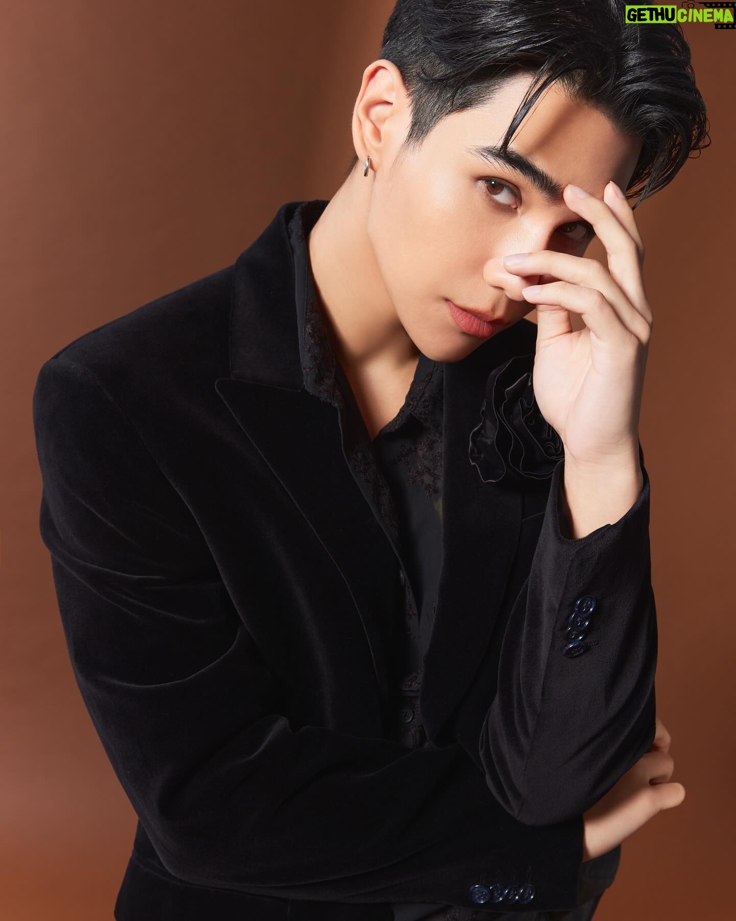 Jeff Satur Instagram - ✨Show More Skin✨ ผิวดูดีได้ในทุกสภาพแสงด้วย Light Reflecting Foundation รองพื้นสูตร Vegan ที่ช่วยบำรุงและปกปิดได้ในหนึ่งเดียว อ่อนโยนกับทุกสภาพผิว ❤️ #JeffSaturNARS #NARSShowMoreSkin #NARSThailand