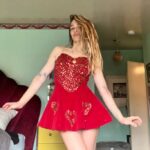 Jemima Kirke Instagram - Here’s what I would’ve worn as the queen of hearts if I was invited to any Halloween parties last night. **** 1940s ice skating leotard thingy from my @orphan_darling teen collection. ❤️‍🔥