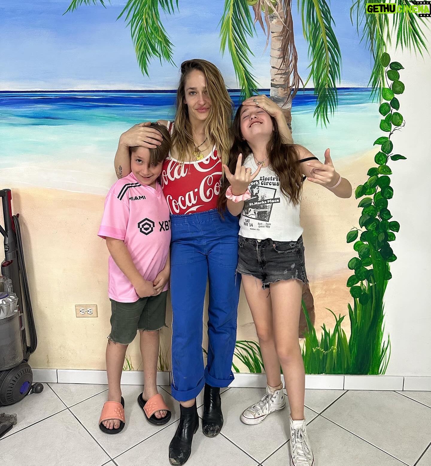 Jemima Kirke Instagram - We went to the Bahamas and all we got were these pictures.