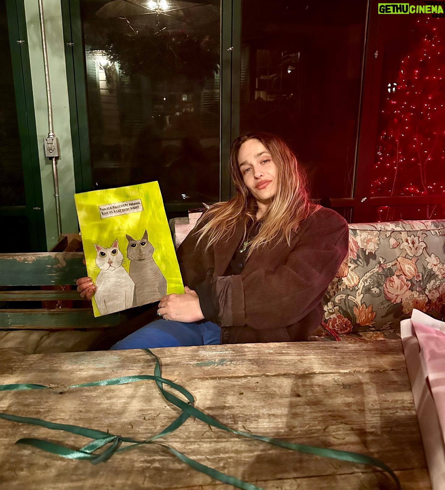 Jemima Kirke Instagram - This one wins Christmas. A painting of my stupid cats from @lolakirke. Painter @kevnguthrie managed to soften their evil energy while preserving their icy sophistication. โPoor as a mouse every morning. Rich as a cat every night.โ Confusing AND genius. ๐๐ป