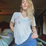 Jemima Kirke Instagram - As a kid, when people asked what do you want to be when you grow up?” I felt obligated to say “an artist.” What I wanted to say was “a Delia’s model!” Its past my time now. But coulda. Woulda. Shoulda. New shirts available. In stories soon. DM for purchase.