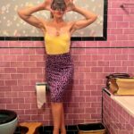 Jemima Kirke Instagram - Despite instruction I’ve had this gelatin charcoal mask on for 42 mins. Fabulous. #squattpotty #masterbath #masterbed #masterbate