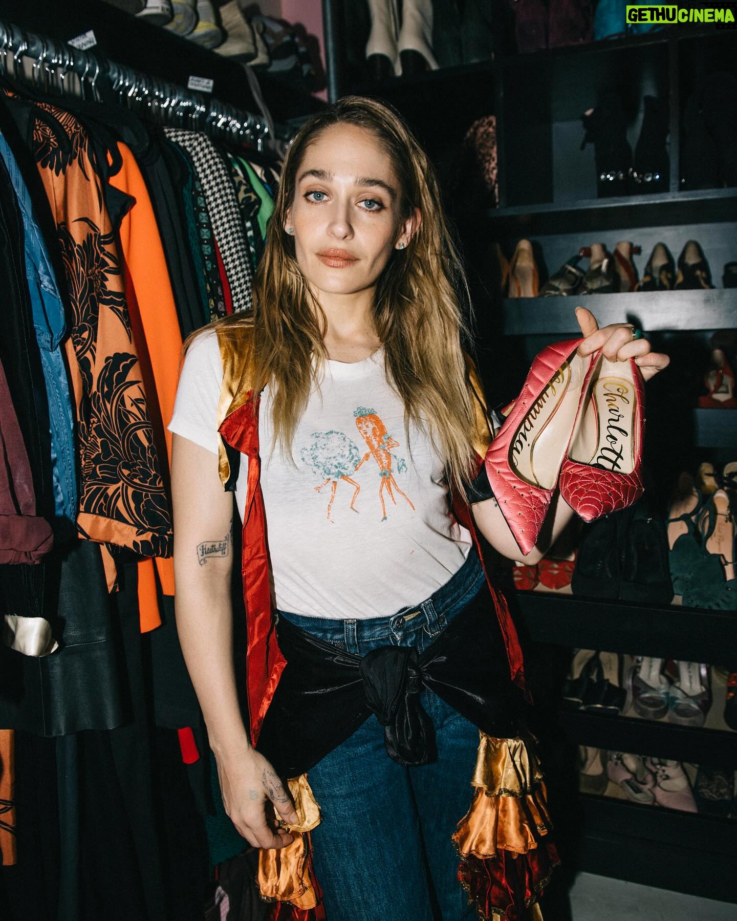 Jemima Kirke Instagram - “There was a time where every fucking photo shoot I went to, that was the rack. I just would go through all the flower stuff like, ‘No, I can’t.’” @jemima_jo_kirke has since stopped wearing florals almost altogether. At 38, she’s scrapped the characters, though certain predilections remain. The thrift-store-fueled T-shirt collection she began in her teens persists, as does her penchant for great denim and unique vintage. “Now I’m like, ‘Oh, there’s a point to this whole expression thing.’ You get to do it on a daily basis. I get to wear a dress if I feel like it, but I get to wear jeans if I feel like it,” she muses. “I guess this is just me finally being authentic with my clothing.” At the link in bio, dive into the ultimate muse’s wardrobe through the eyes of Senior Style Editor @camille_freestone. Photographer: @lindseybyrnes Styling: @jemima_jo_kirke MU: @yumi_mori Hair: @seijinyc Style Editor: @camille_freestone Art Director: @smileystevens Managing Editor: @hilarygp Casting Director: @yasmin_coutinho Creative Director: @matthew.daniel.siskin Social Editor: @sarahloukiernan Executive Producer: @MarcDuron