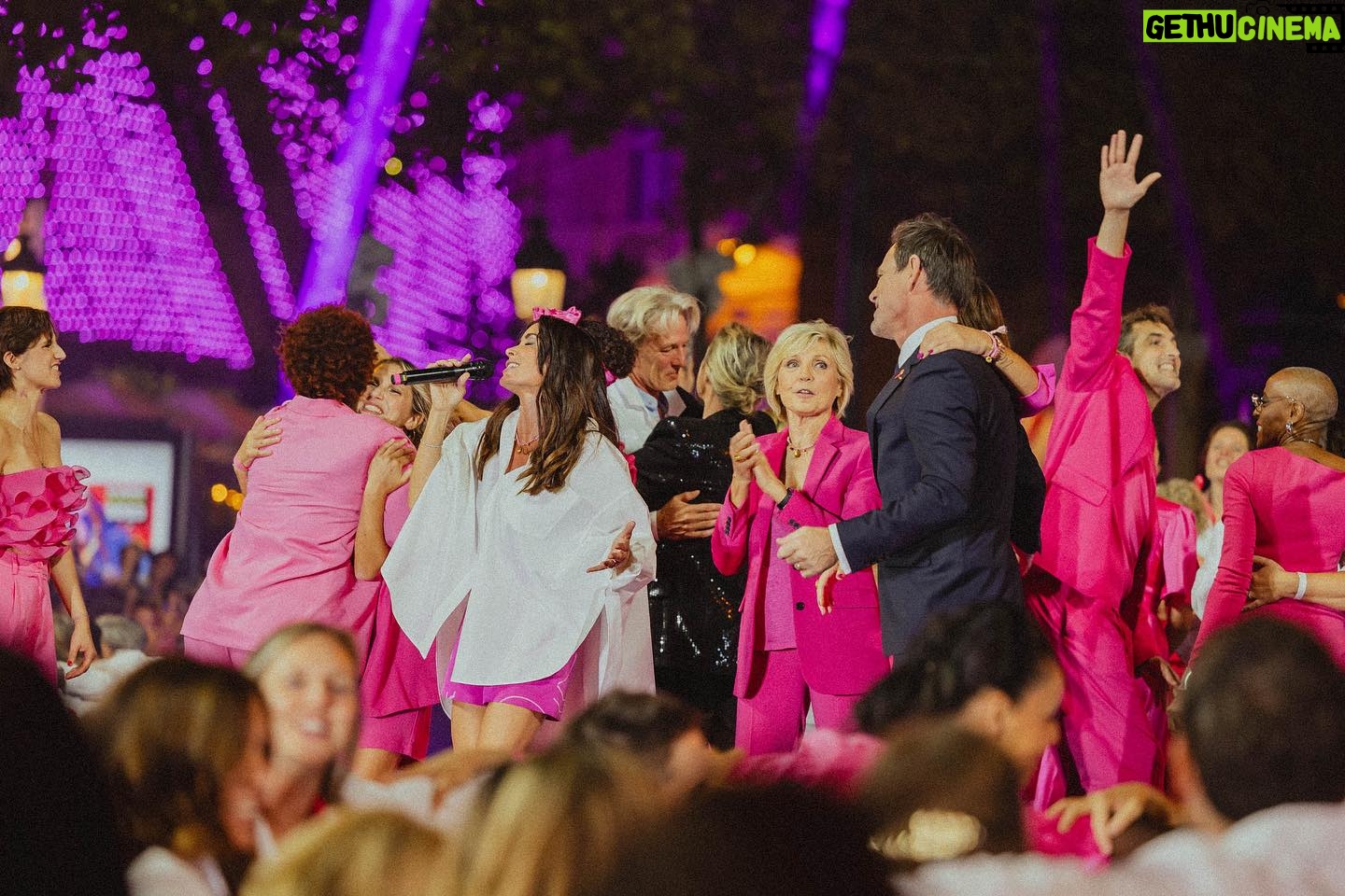 Jenifer Instagram - Engagée aux côtés de l’association Ruban Rose 🎀 Merci @jeniferofficiel d’avoir mis en musique notre événement et ainsi de contribuer à la prévention de cette maladie qui touche 1 femme sur 8. Ensemble, continuons ! Sensibilisons et soutenons la recherche sur le cancer du sein. 📸Crédit photos @kossaproductions #EnsemblePlusForts #SoutenonsLaRecherche #OctobreRose